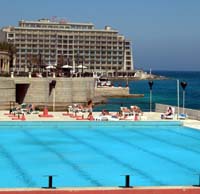 Neptunes waterpolo, Cavalieri Hotel in background