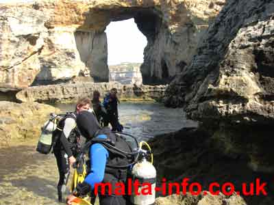 Divers walking towards the Blue hole.